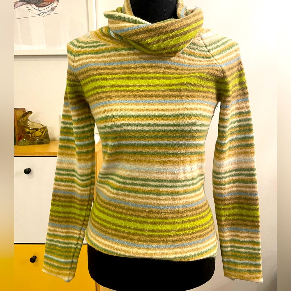 Gap knit sweater in size S.